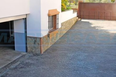 M002041-Casa-Calle-Hierbabuena-driveway-garage-Alhaurin-el-Grande-Magnificasa