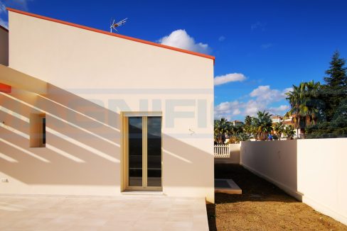 Rustic-house-with-pool-view-backside-corner-Coin-Magnificasa