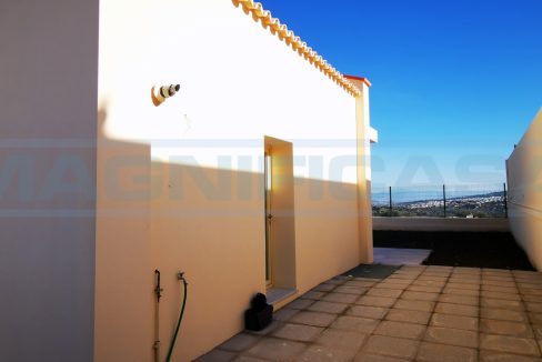 Rustic-house-with-pool-view-driveway-Coin-Magnificasa