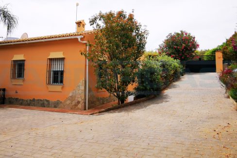 Casa-Finca-3-habitaciones-con-Jardin-terraza-y-piscina-alhaurin-el-Grande-rightside-Entrance-gate-Magnificasa