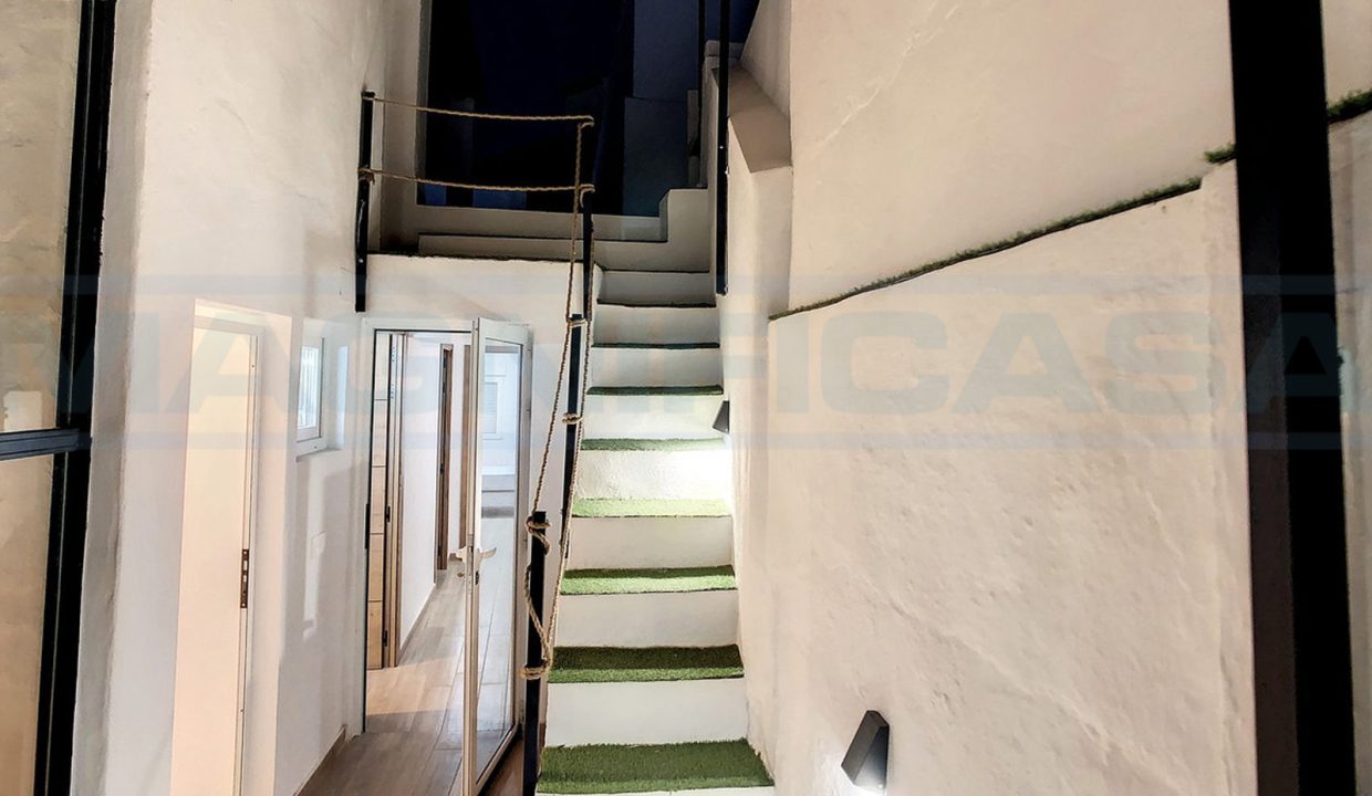 Casa-calle-la-Cruz en Coin-Centro-stairs-roof-terrace-Magnificasa