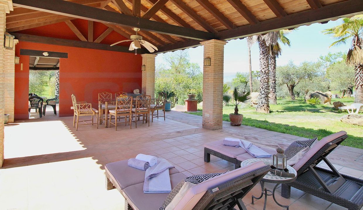 Casa rústico con 57.000m2 en Coin-view-table-loungebeds-garden-Magnificasa