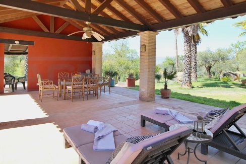 Casa rústico con 57.000m2 en Coin-view-table-loungebeds-garden-Magnificasa