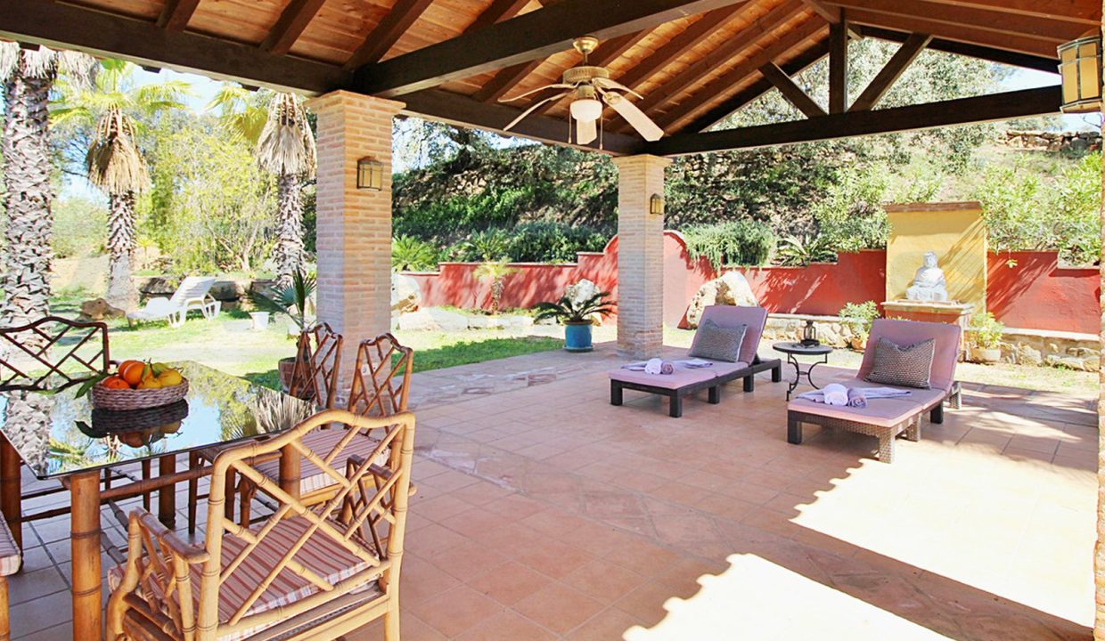 Casa rústico con 57.000m2 en Coin-view-table-loungebeds2-Magnificasa