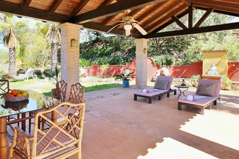 Casa rústico con 57.000m2 en Coin-view-table-loungebeds2-Magnificasa