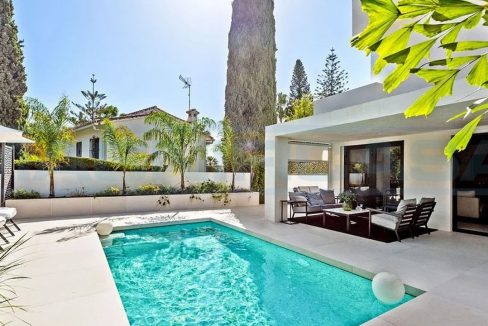 Villa-Nueva-Andalucia-Centro-Marbella-Piscina-Magnificasa