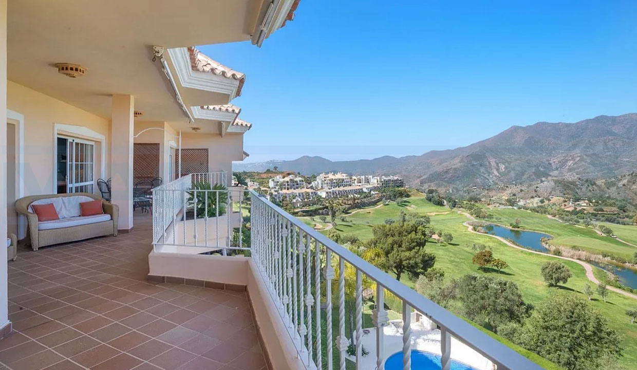 Penthouse for sale 4 bedrooms 4 bathrooms pool Alhaurin Golf Malaga view2 balcony Golf course