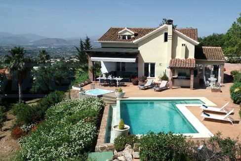 Villa 4 bedrooms-5 bathrooms-Pool-Alhaurin-el-Grande-Magnificasa-view-front-villa-pool