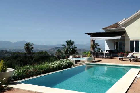 Villa 4 bedrooms-5 bathrooms-Pool-Alhaurin-el-Grande-Magnificasa-view-front-villa-pool-moutains