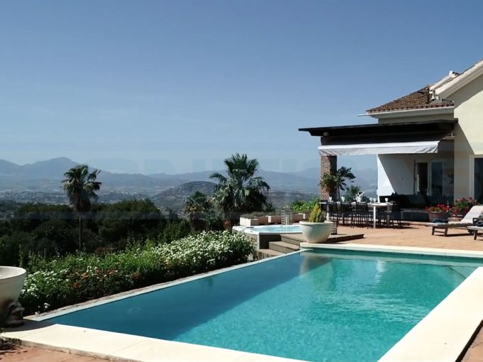 Villa for sale with 4 bedrooms 5 bathrooms pool Alhaurin-el-Grande Magnificasa-view-front-villa-pool-moutains