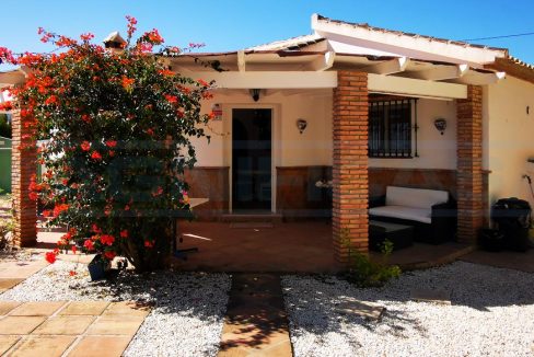 Country-house-2bedrooms-2bathrooms-terrace-pool-Alhaurin-el-Grande-view-side-entrance-Magnificasa