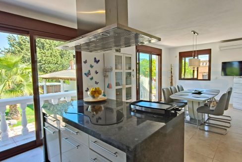 Villa-3bedrooms-3bath-view-kitchen-dinning-outside-Alhaurin-el-Grande