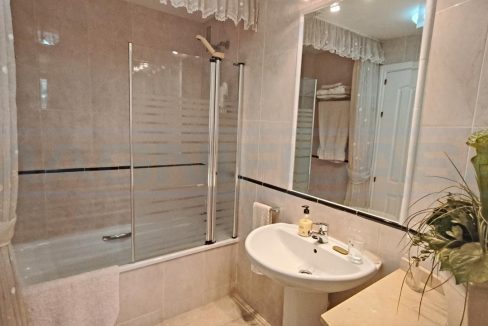 Penthouse-3bedrooms-3bathrooms-Las-Terrazas-Alhaurin-Golf-2nd-guest-bathroom