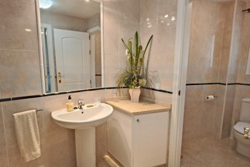 Penthouse-3bedrooms-3bathrooms-Las-Terrazas-Alhaurin-Golf-2nd-guest-wc-bathroom