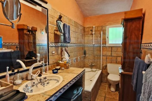 Finca-3bedrooms-3bathrooms-view-master-bathroom-apartment-Alhaurin-el-Grande-Magnificasa
