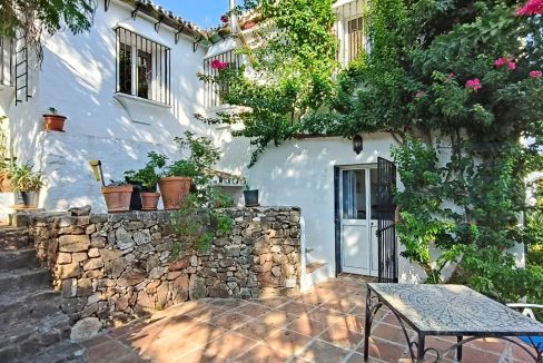 Finca-3bedrooms-3bathrooms-view-terrace-entrance-apartment-Alhaurin-el-Grande-Magnificasa