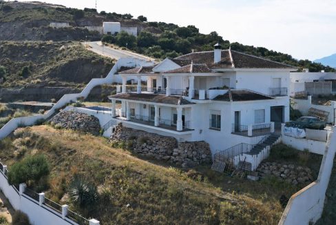 Villa-5bedrooms-3bathrooms-pool-Front-side-view-current-status-Alhaurin-el-Grande-Magnificasa