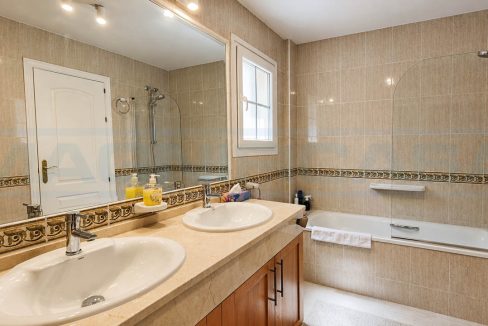 Apartment-3-bedroom-3-bathroom-Las-Terrazas-guest-bathroom-Alhaurin-Golf-Magnificasa