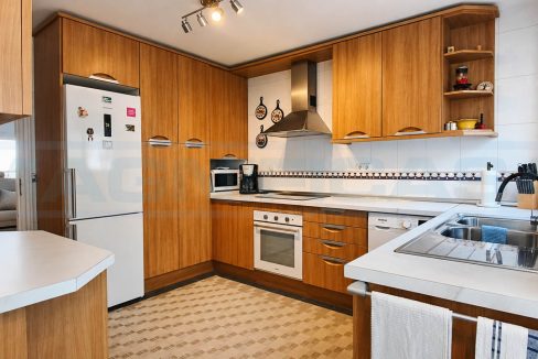 Apartment-3-bedroom-3-bathroom-Las-Terrazas-kitchen-view-entree-Alhaurin-Golf-Magnificasa
