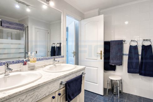 Apartment-3-bedroom-3-bathroom-Las-Terrazas-masterbathroom-Alhaurin-Golf-Magnificasa