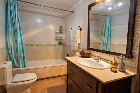 Casa-adosada-4-bedrooms-2-bathrooms-Garage-Centro-Coin-view-bathroom2-Magnificasa