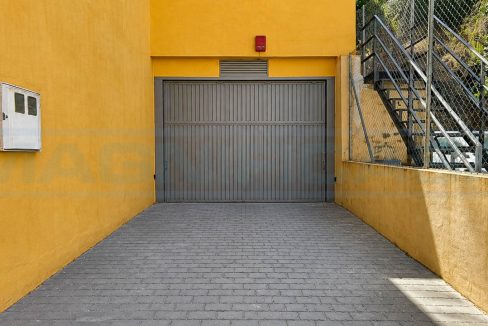 Casa-adosada-4-bedrooms-2-bathrooms-Garage-Centro-Coin-view-entrance-garage-Magnificasa