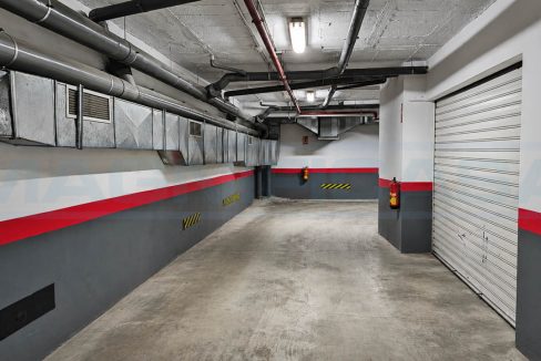 Casa-adosada-4-bedrooms-2-bathrooms-Garage-Centro-Coin-view-entrance-inside-garage-Magnificasa