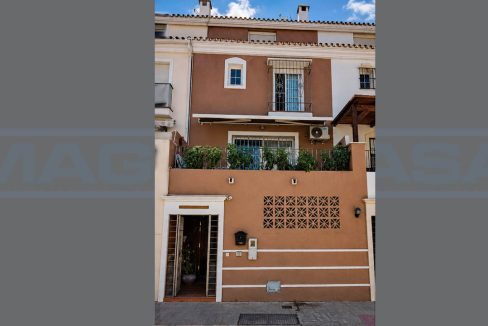 Casa-adosada-4-bedrooms-2-bathrooms-Garage-Centro-Coin-view-frontside-Magnificasa