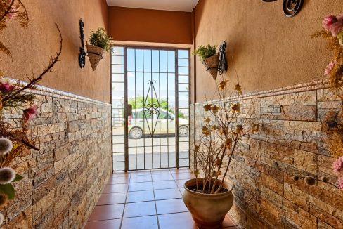 Casa-adosada-4-bedrooms-2-bathrooms-Garage-Centro-Coin-view-main-entrance-Magnificasa