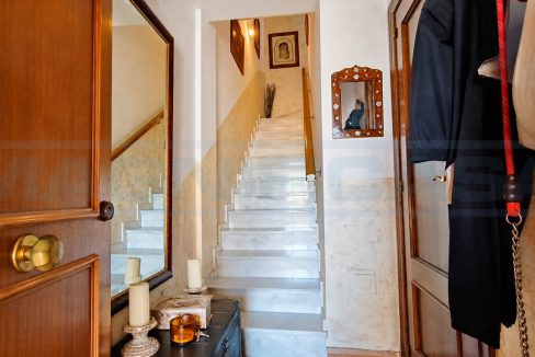 Casa-adosada-4-bedrooms-2-bathrooms-Garage-Centro-Coin-view-stairs-entrance-Magnificasa