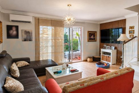 Casa-adosada-4-bedrooms-2-bathrooms-Garage-Centro-Coin-view2-livingroom-Magnificasa